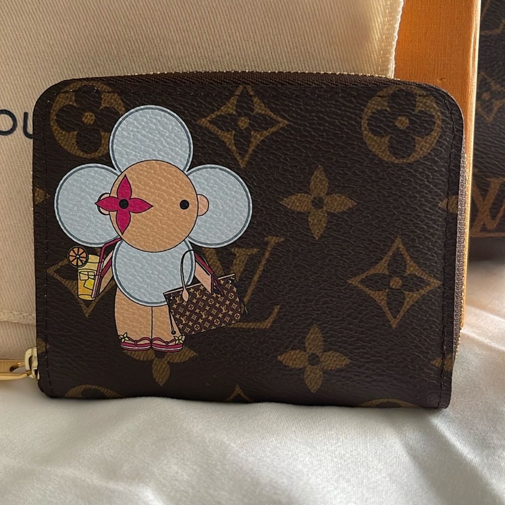 Louis Vuitton Monogram Vivienne zippy wallet 2019 limited edition red Interior - Picture 1 of 8